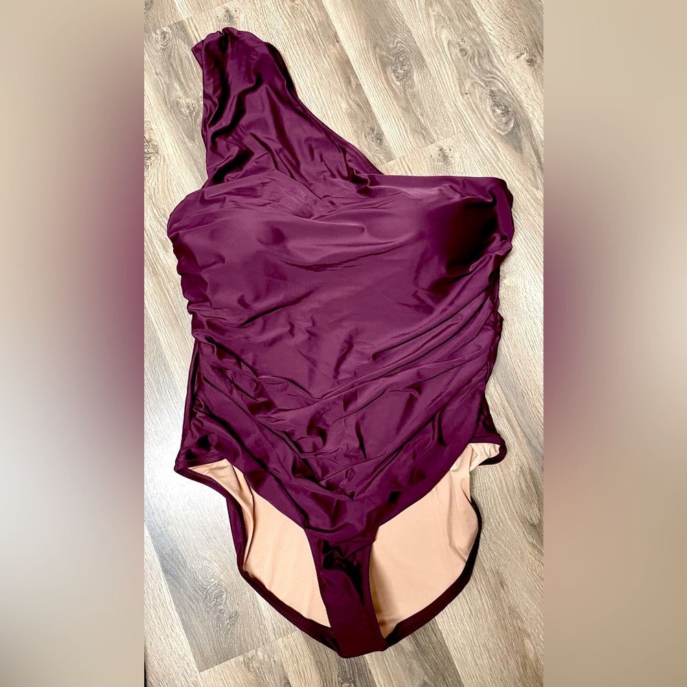 J. Crew One-shoulder Swimsuit
With rouching SIZE 22 ~ New with Tags